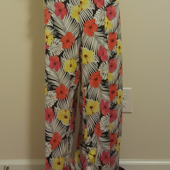 Beautiful Off The Shoulder Floral Jumpsuit (Plus) - Picture 2 of 4